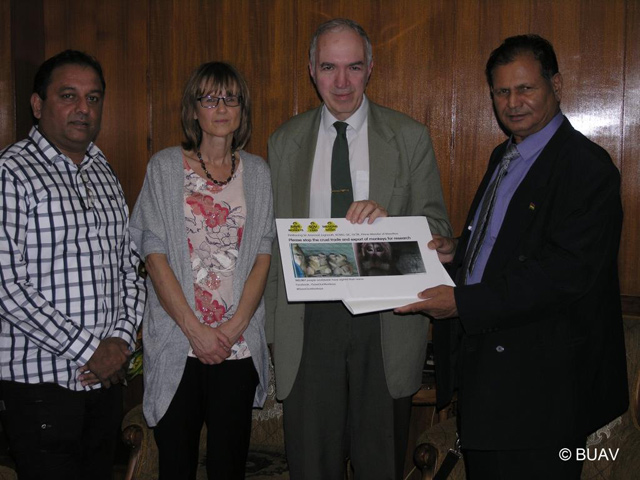 Mr Anand Nithoo, Sarah Kite, Dr Nick Palmer, Mr Raj Dayal Minister of Environment mauricijus-peticija